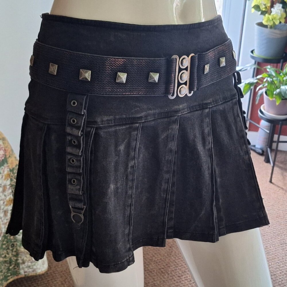 TRIPP/NYC BLACK PLEATED MINI SKIRT W/BELT & STRAPS, SIZE L
